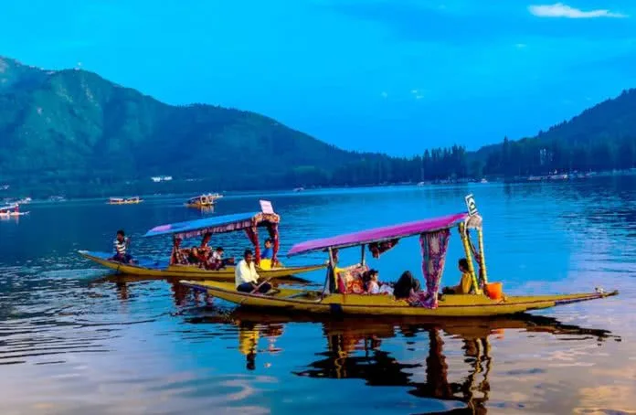 lake-dal-shikava-boat